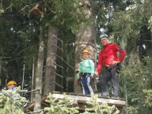 Zwischen den Bäumen mit der Jugendpension Müllauerhof