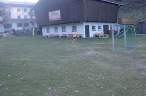 Fußballspielen am Sportplatz der Jugendpension Müllauerhof