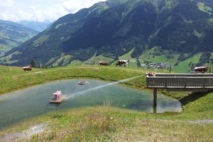 Eine große Wasserspritze mit Zielspritzen erwartet alle Besucher am Berg Kodok